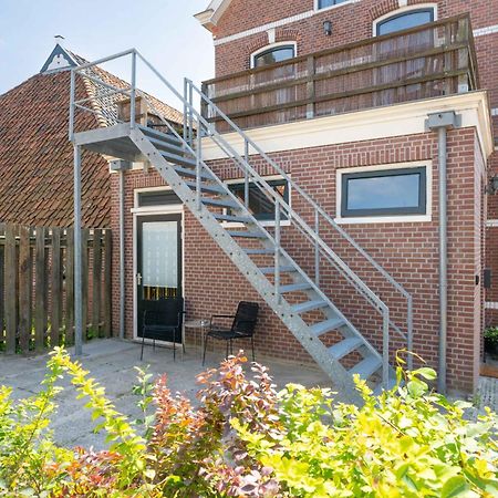 Sfeervol Verblijf In Oude Gemeentehuis Eenrum. エクステリア 写真