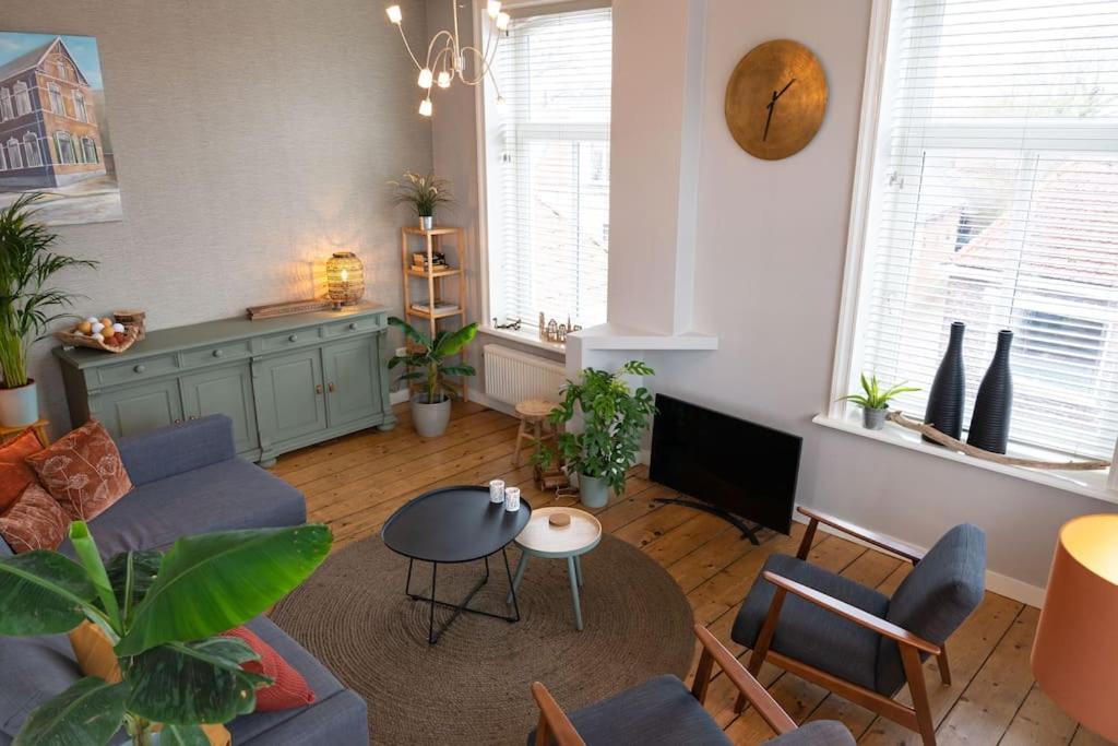 Sfeervol Verblijf In Oude Gemeentehuis Eenrum. エクステリア 写真
