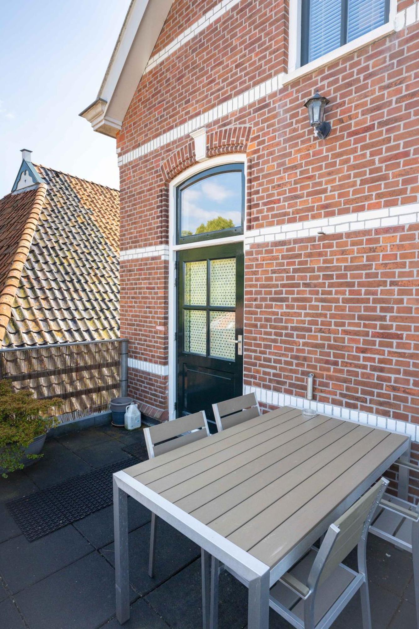 Sfeervol Verblijf In Oude Gemeentehuis Eenrum. エクステリア 写真