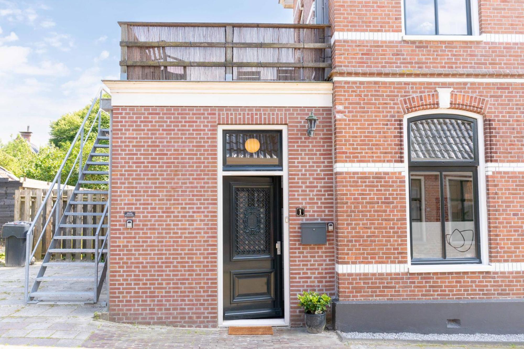 Sfeervol Verblijf In Oude Gemeentehuis Eenrum. エクステリア 写真