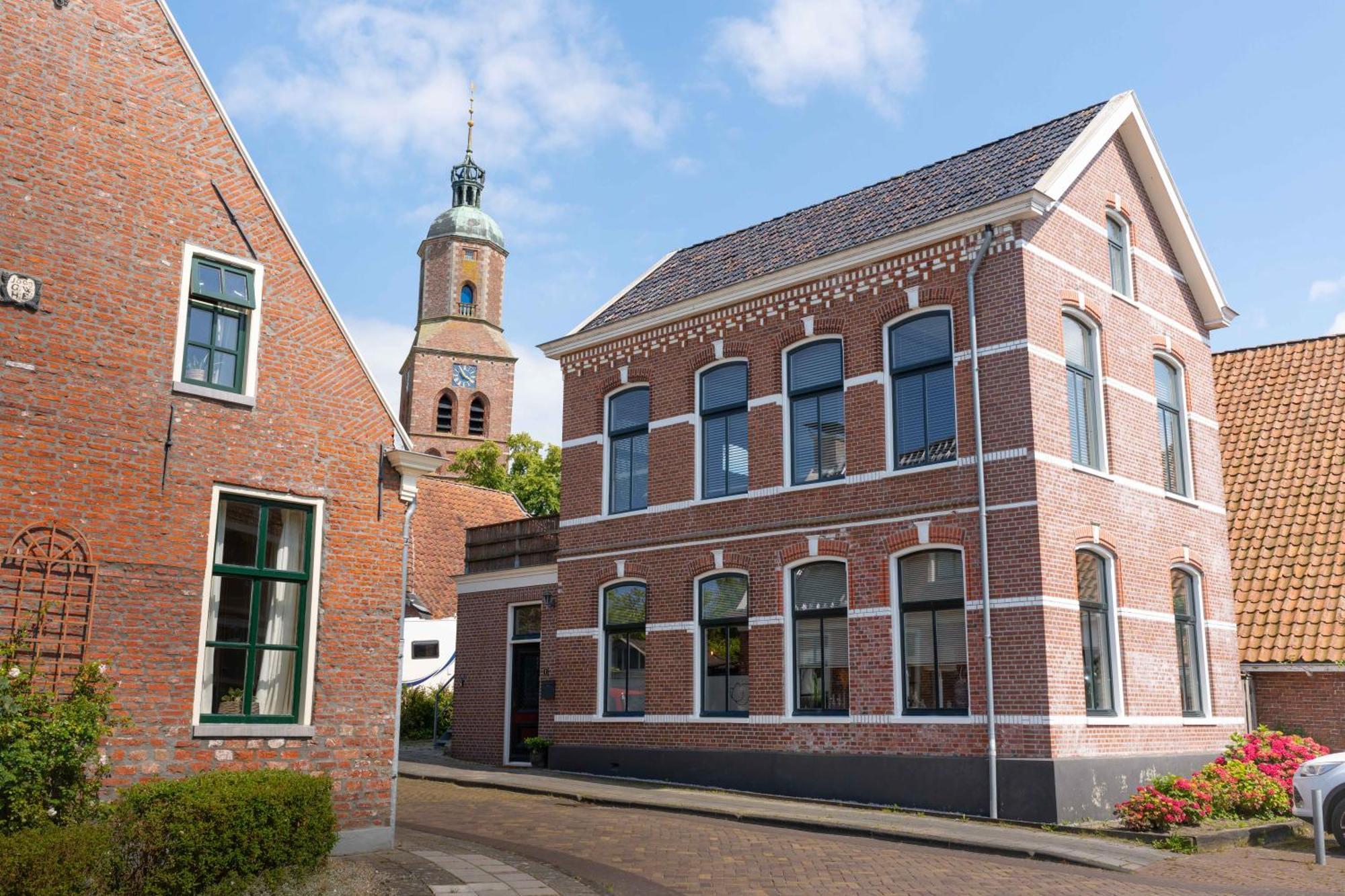 Sfeervol Verblijf In Oude Gemeentehuis Eenrum. エクステリア 写真